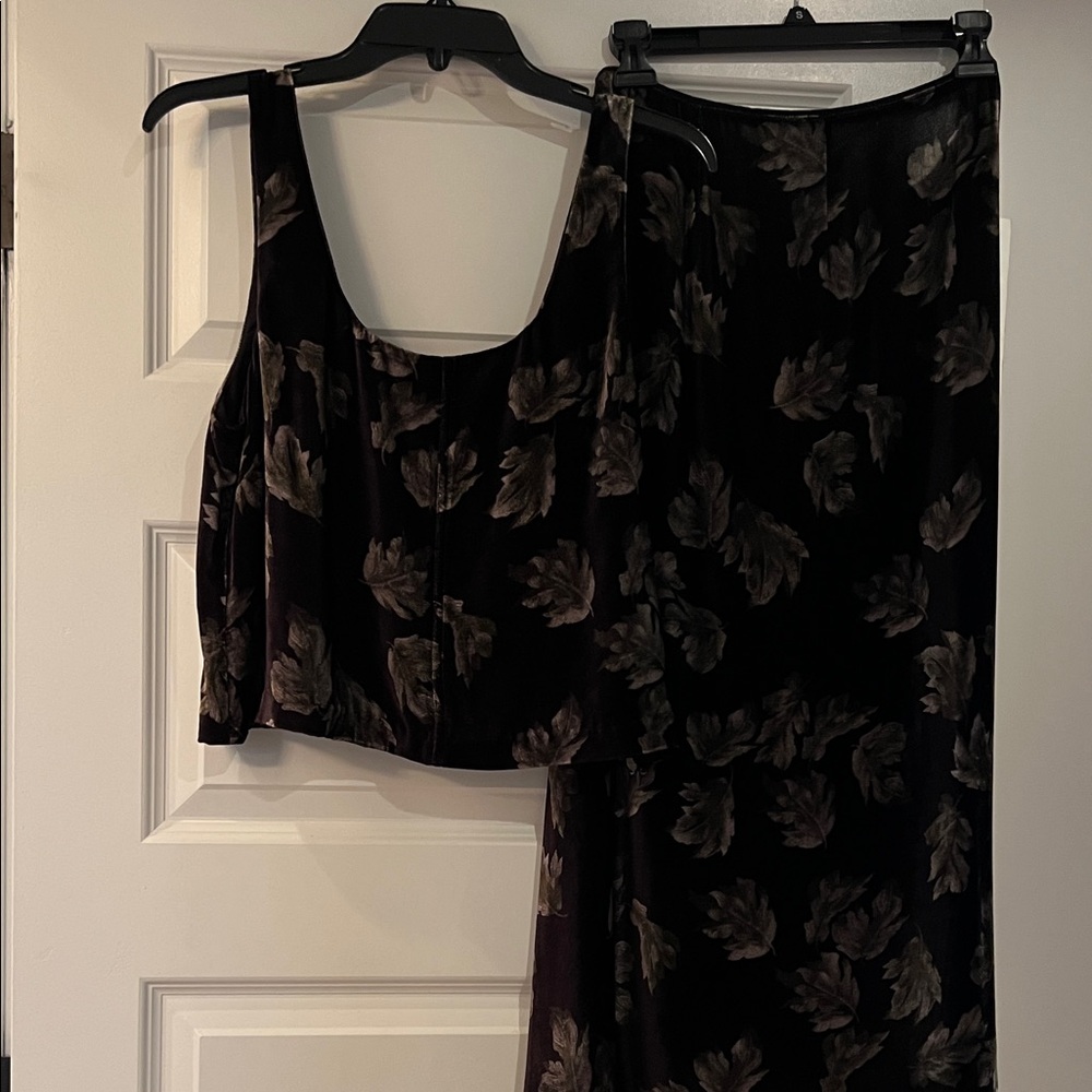 Vince skirt w match top Elegant Leaf Print Skirt. Skirt is size 4 and top is L